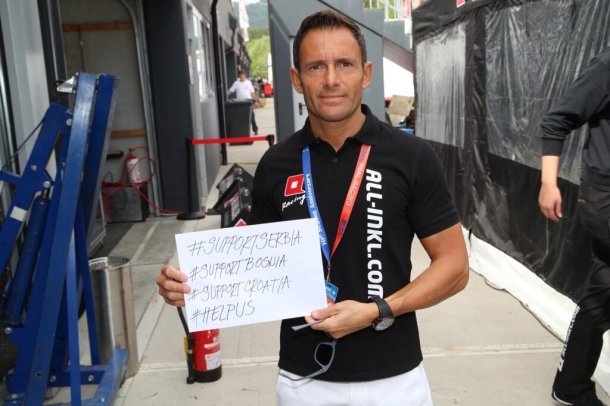 Gianni Morbidelli con el cartel de la campaña