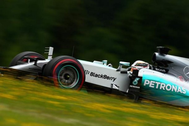 Lewis Hamilton camino a la bandera a cuadros en Austria