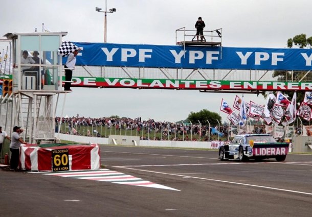 A punto de cruzar la bandera a cuadros en Paraná