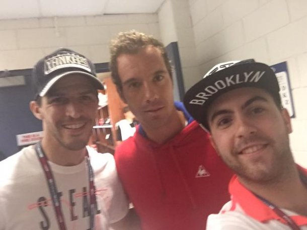 El francés Gasquet, sonrió para la foto. Colombo Russel también esta feliz.