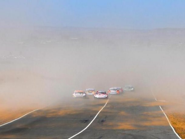 La espesa tierra en la serie del TC Pista el sábado. (foto: Guillermo Cejas)