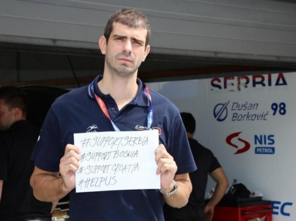 Dusan Borkovic con el cartel de la campaña