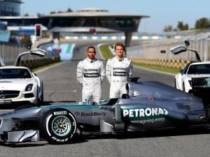 MERCEDES PONE PRIMERA