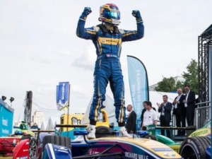 EN UNA FINAL POLEMICA, BUEMI FUE CAMPEON