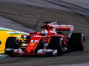 TRIUNFO DE VETTEL EN EL SHOW DE HAMILTON