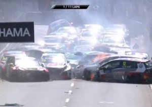 CHOQUE MÚLTIPLE Y SUSPENSIÓN EN EL WTCR