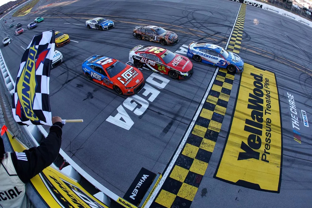 KYLE LARSON SE LLEVA LA VICTORIA EN TALLADEGA
